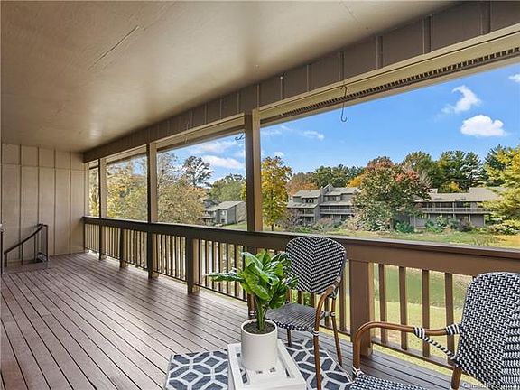 5th image of 553 Crowfields Ln