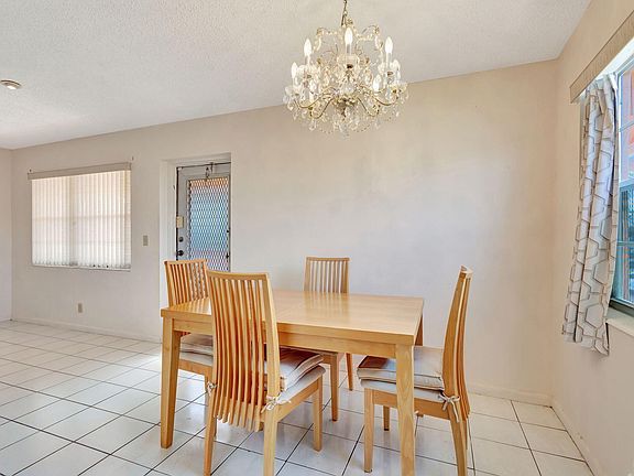 3rd image of 332 N Sheffield N