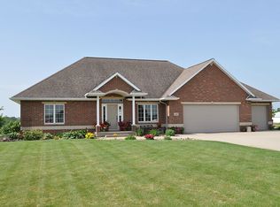 1121 Woodland Dr, Dyersville, IA 52040