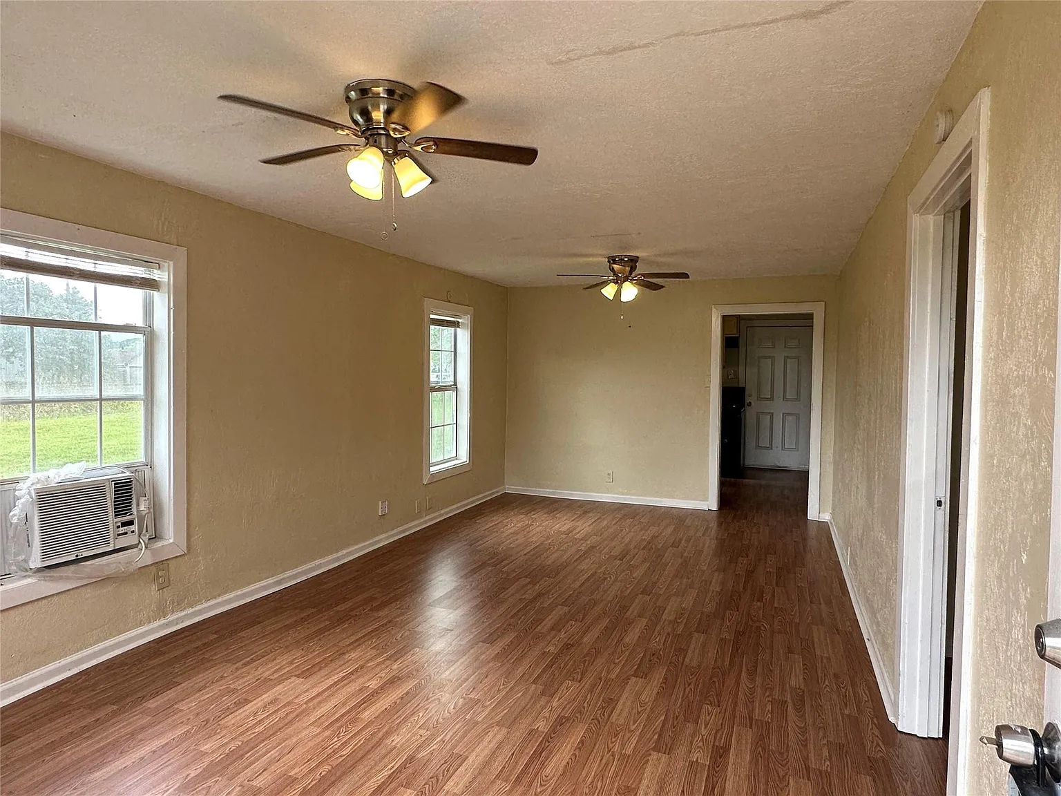 2 bed, 1.0 bath, 768 sqft, $895 — Photo 2