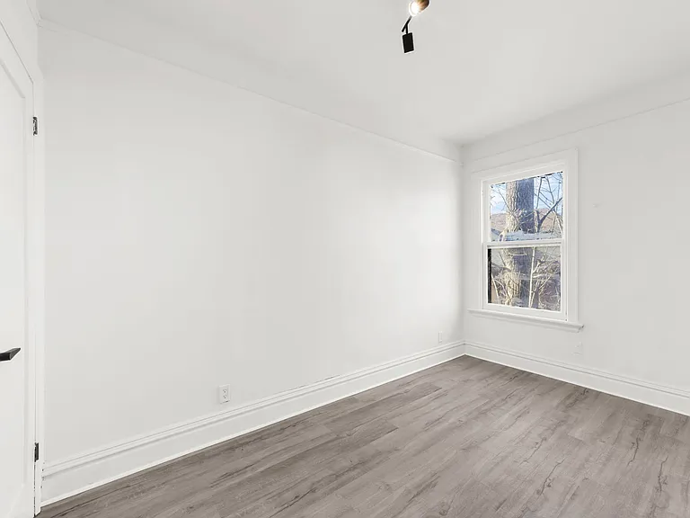 166 Wentworth St S #3 — Photo 2