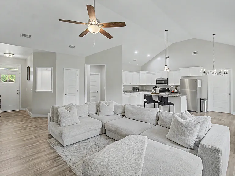 214 E Franklin St — Photo 3