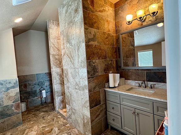 3rd image of 130 Ridge Dr Room 1