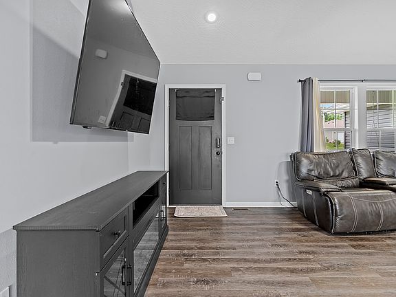 5th image of 233 N Karen Circle