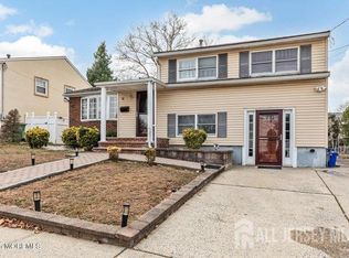 31 Florence Dr, Parlin, NJ 08859