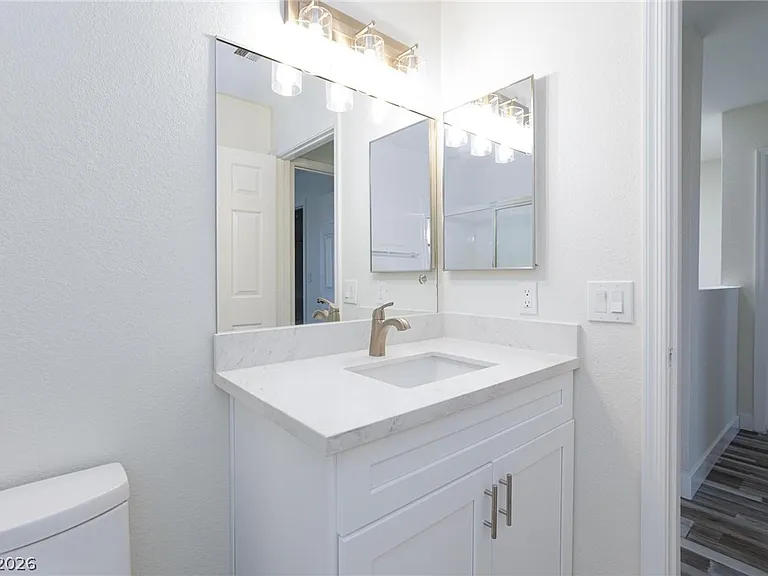 8048 W Rochelle Ave — Photo 31