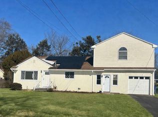 126 Lakeside Dr N, Piscataway, NJ 08854