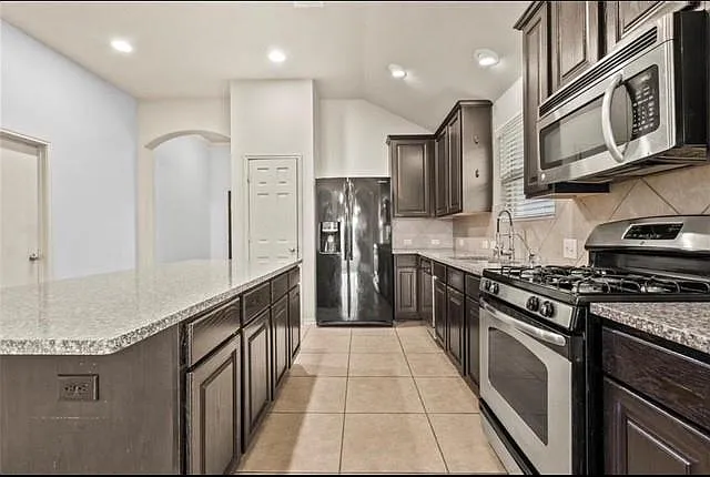 3 bed, 2.0 bath, 1664 sqft, $2,100 — Photo 4