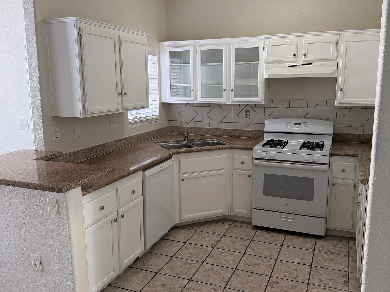 3 bed, 1228 sqft, $1,750 — Photo 3