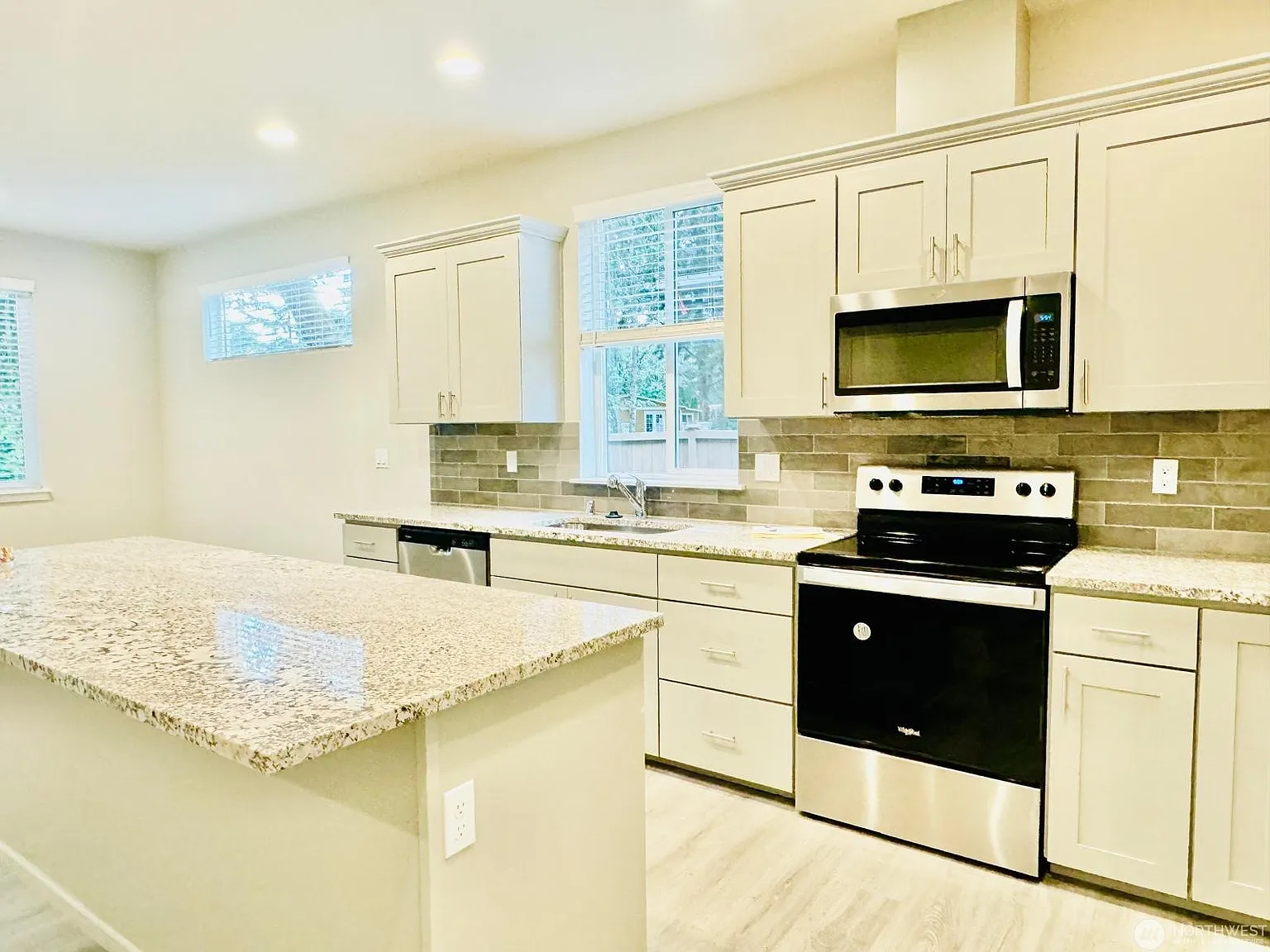 4 bed, 2.5 bath, 2385 sqft, $3,350 — Photo 4