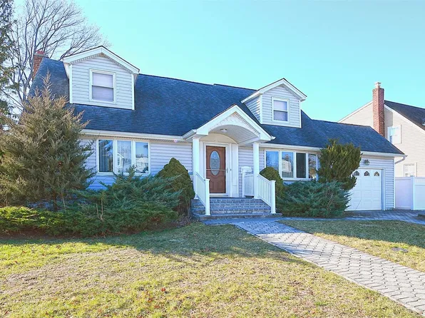 16 Harkin Lane, Hicksville, NY 11801