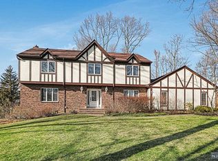 2 Robin Hood Ct, Montvale, NJ 07645