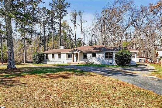 2nd image of 612 Skippers Lodge Rd
