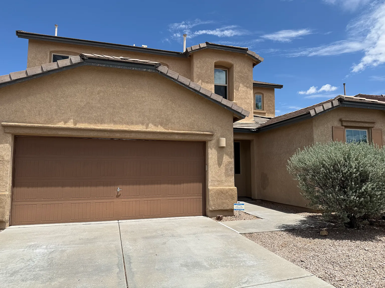 5 bed, 2400 sqft, $2,650 — Photo 2