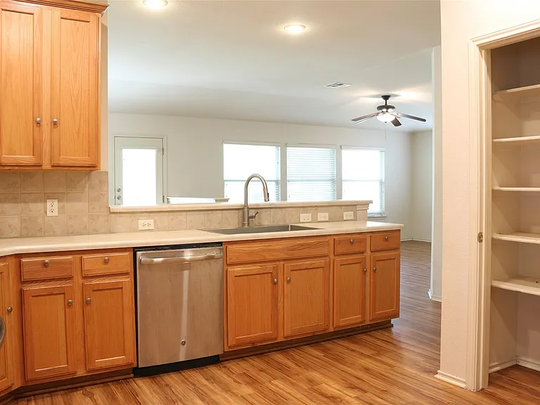 1811 W Pflugerville Pkwy — Photo 8