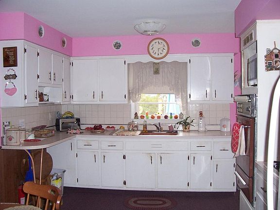 3rd image of 20 Camelot Dr