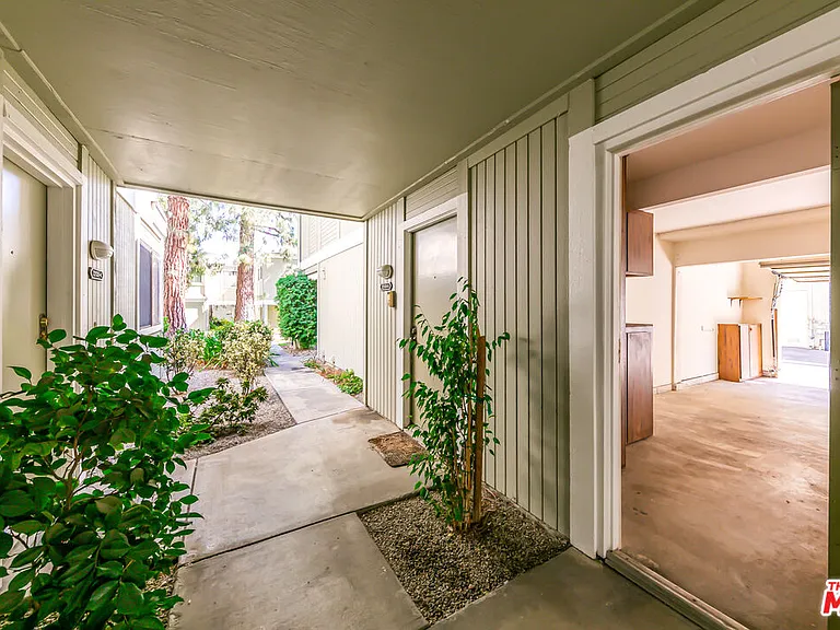 22135 Burbank Blvd #4 — Photo 33