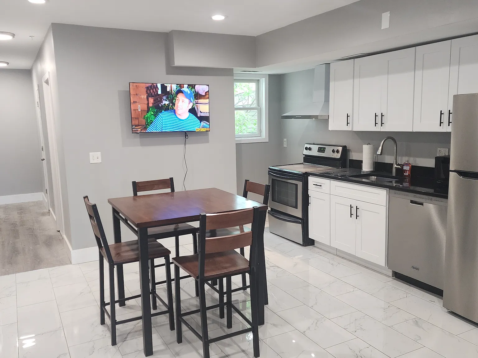 8 bed, 3000 sqft, $4,200 — Photo 3