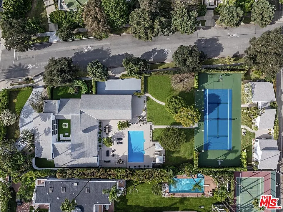 7 bed, 6.5 bath, 7000 sqft, $75,000 — Photo 1