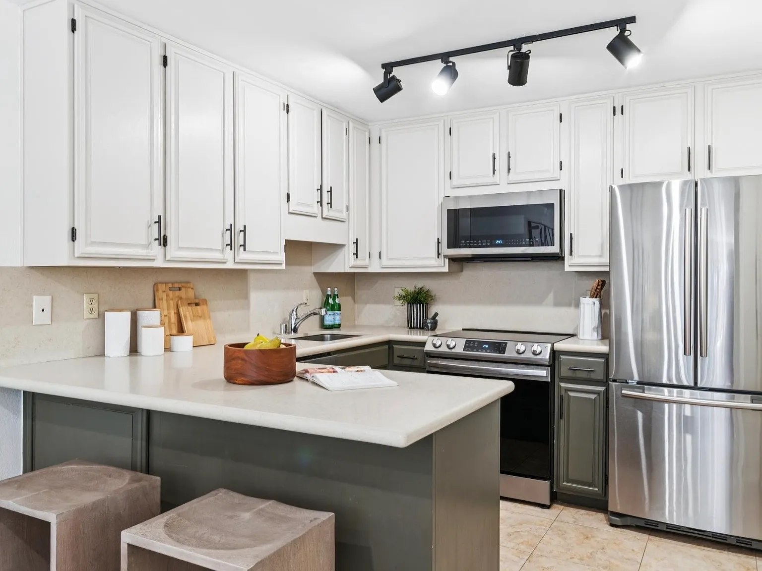 2 bed, 1.5 bath, 1122 sqft, $3,800 — Photo 1