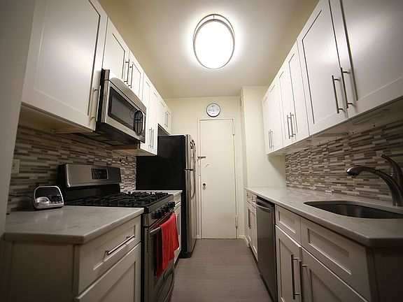 4th image of 3050 Fairfield Ave APT 5F