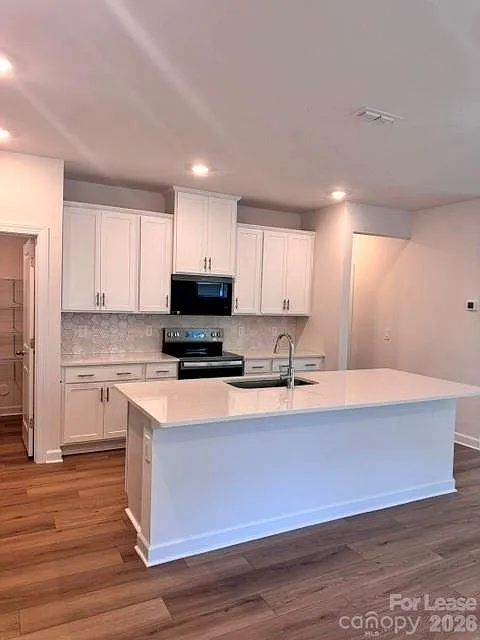 5 bed, 3.0 bath, 2352 sqft, $2,295 — Photo 2