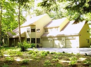 2 Inverness Rd, Falmouth, ME 04105