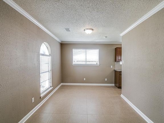5th image of 916 Temple Cir