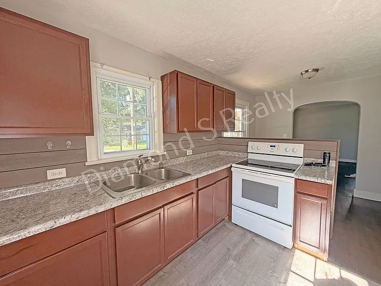 617 W Minota St — Photo 5