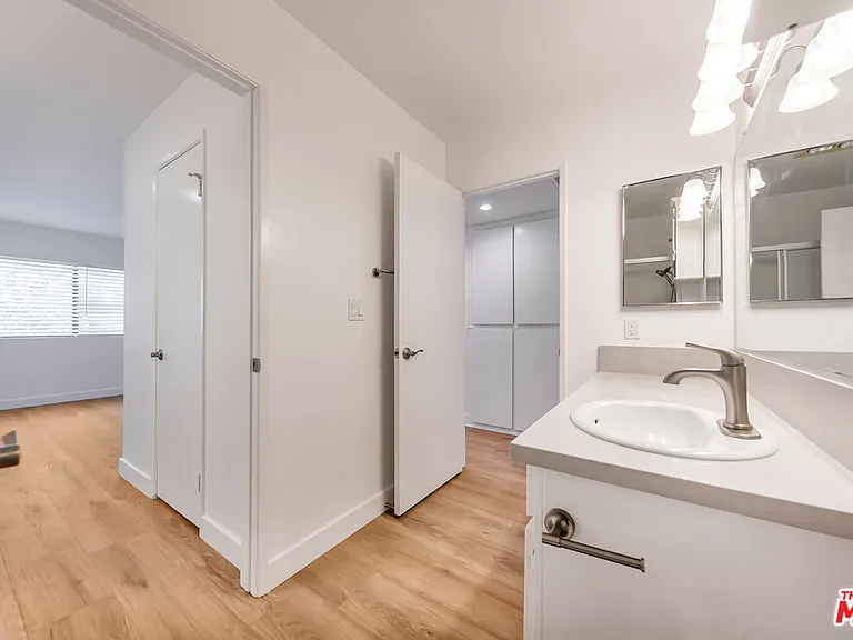 22135 Burbank Blvd #4 — Photo 31