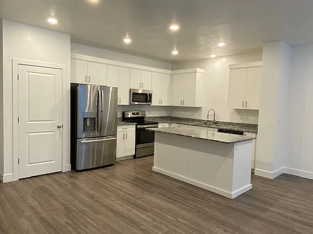 421 W 40 S — Photo 2