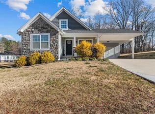 122 Meadow Stone Ln, Mount Airy, NC 27030