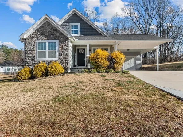 122 Meadow Stone Ln, Mount Airy, NC 27030