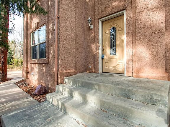 3rd image of 520 Regent Ln