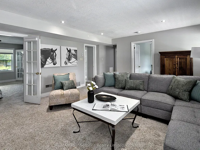 104 Lauries Ct — Photo 16