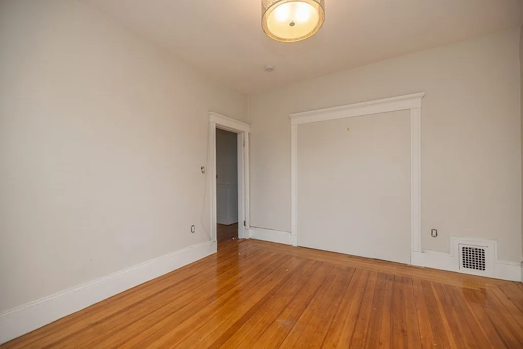 4 bed, 1.5 bath, 1200 sqft, $5,250 — Photo 4