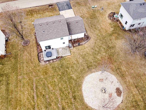 3rd image of 102 Windward Ln