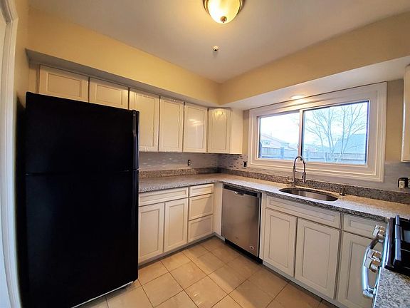 3rd image of 72 Rosewood Dr #72