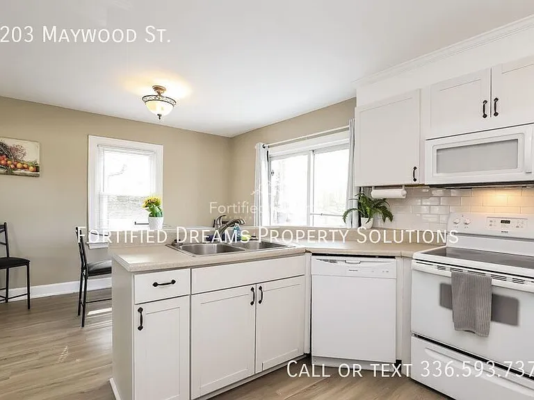 2203 Maywood St — Photo 8