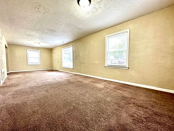 4th image of 2124 Whalen Ave