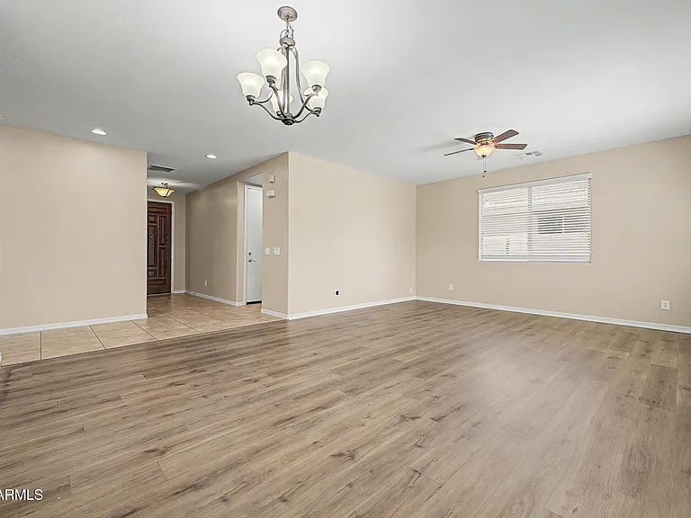 2531 E Eleana Ln — Photo 12
