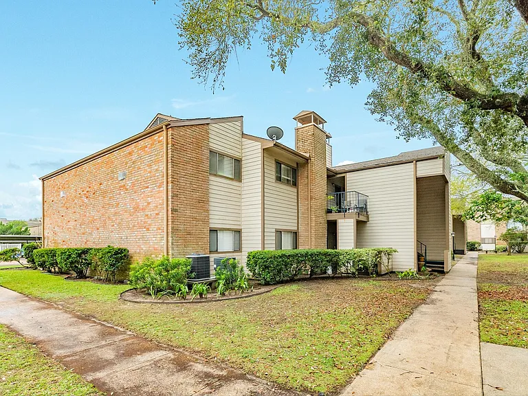 7128 N Holiday Dr — Photo 2