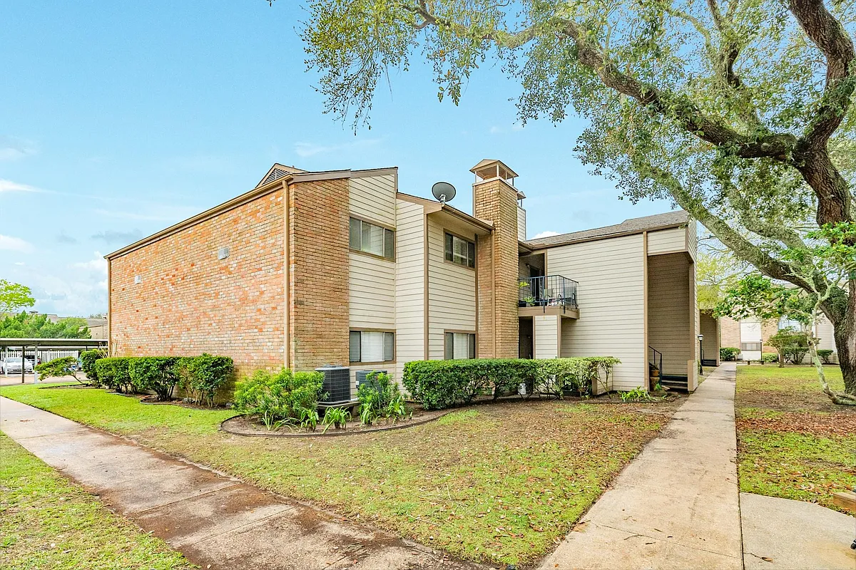 Building Photo - 7128 N Holiday Dr
