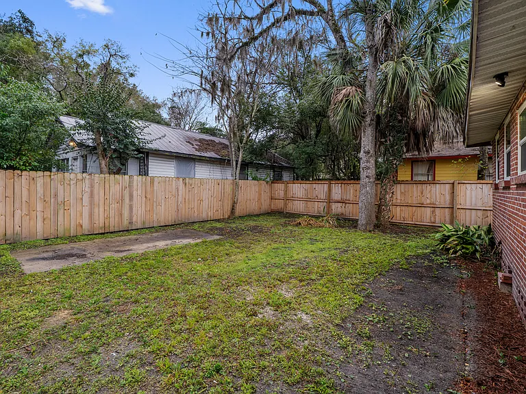 901 NW 4th Pl — Photo 2