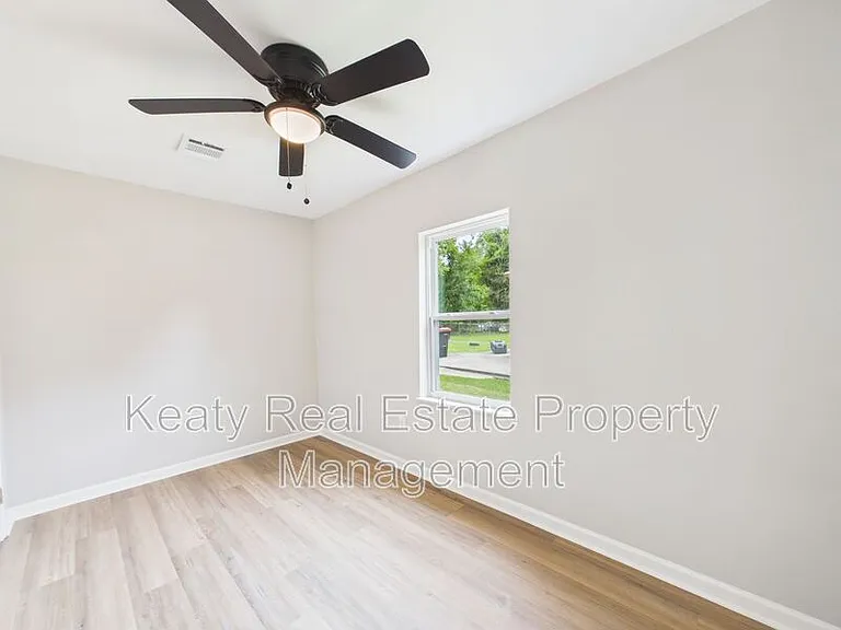 908 Saint Charles St — Photo 13