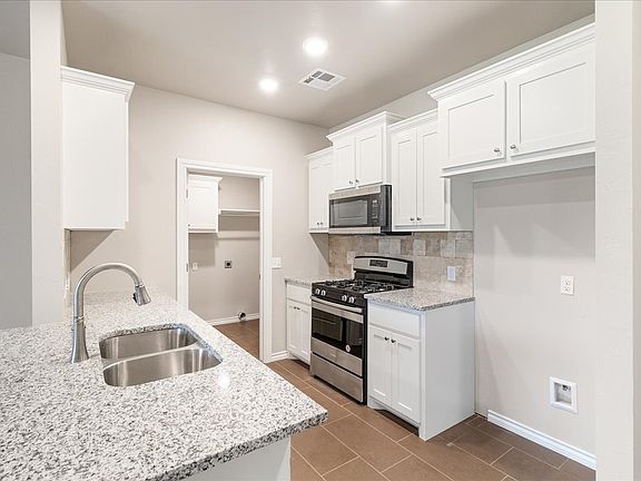 5th image of 410 Grove St