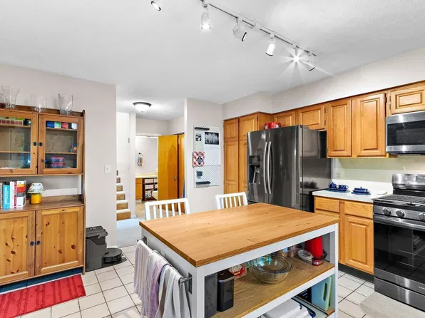 12 Country Club Ln #D, Milford, MA 01757