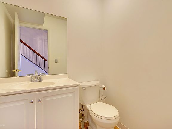 4th image of 609 Bounty Ct #9C