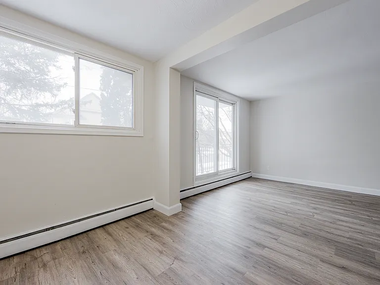 1510 Queenston Rd — Photo 12
