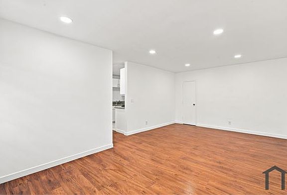 3rd image of 956 Elden Ave #G